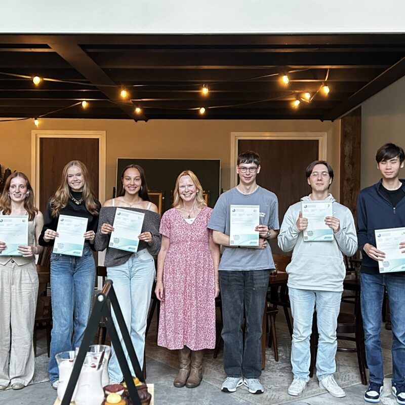 Tto-leerlingen van Metameer Stevensbeek krijgen hun IB-diploma uitgereikt