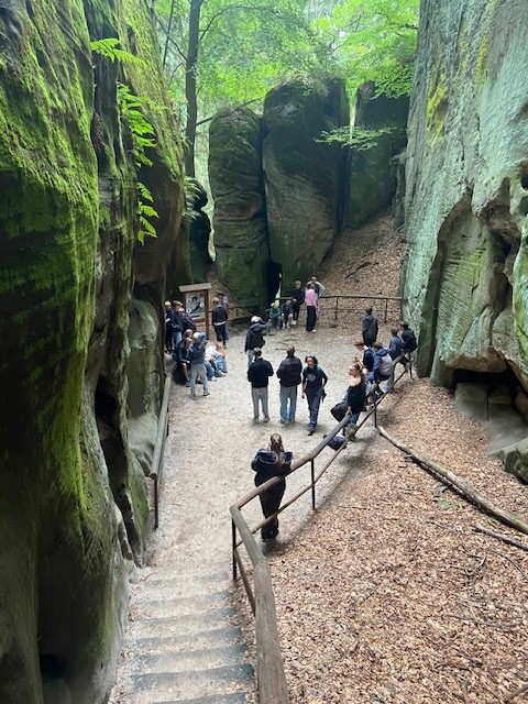 Wandelen door een rotsachtige kloof