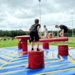 Meerdere leerlingen op een springkussen