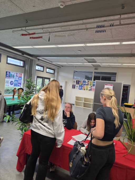 Stembureau ingericht op Metameer Stevensbeek voor de Nederlandse Scholierenverkiziengen.
