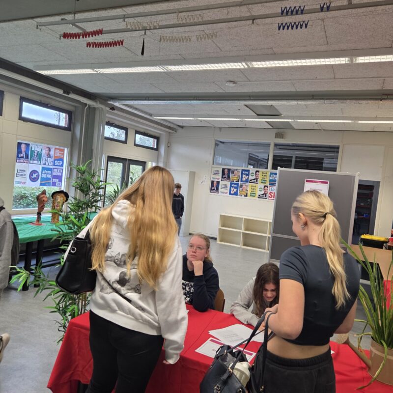 Stembureau ingericht op Metameer Stevensbeek voor de Nederlandse Scholierenverkiziengen.