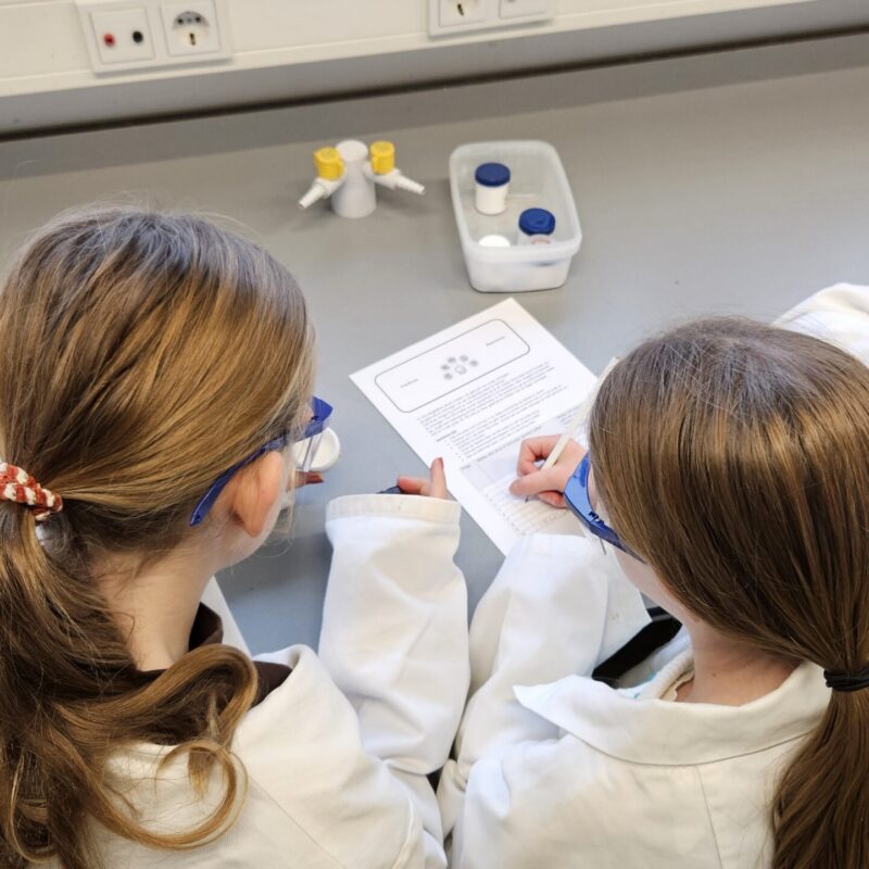 Groep 8 tijdens een proefje met al hun zintuigen
