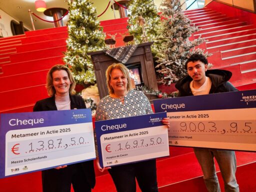 Drie cheques worden overhandigd aan het Mezzo Scholenfonds, Hospice de Cocon en Spieren voor Spieren