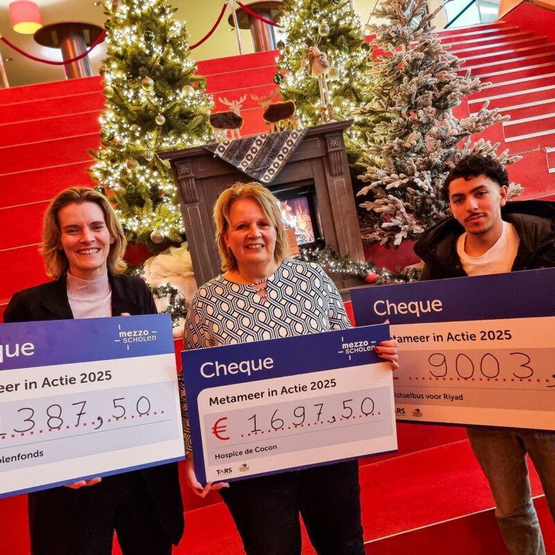 Drie cheques worden overhandigd aan het Mezzo Scholenfonds, Hospice de Cocon en Spieren voor Spieren