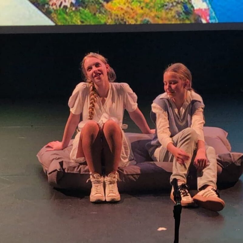 Twee meisjes spelen een scène uit Icarus