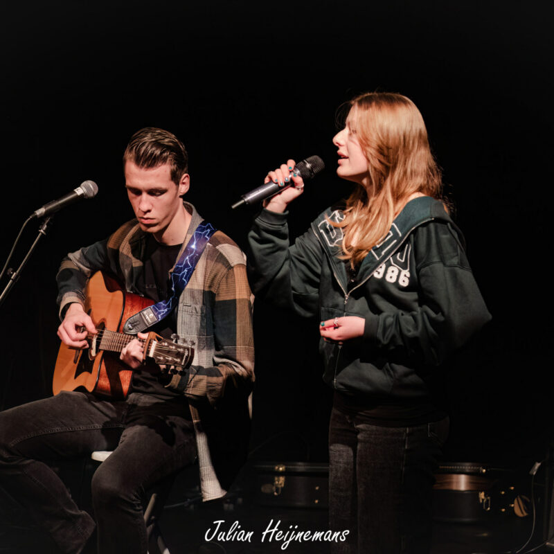 Meisje zingt en wordt begeleid op gitaar