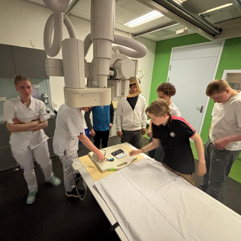 In de röntgenkamer tijdens Boys Day in de zorg.