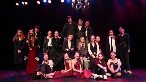 Groepsfoto van de toneel- en dansgroep met hun moderne Romeo en Julia in De Weijer