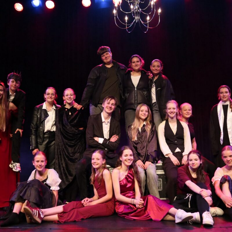 Groepsfoto van de toneel- en dansgroep met hun moderne Romeo en Julia in De Weijer