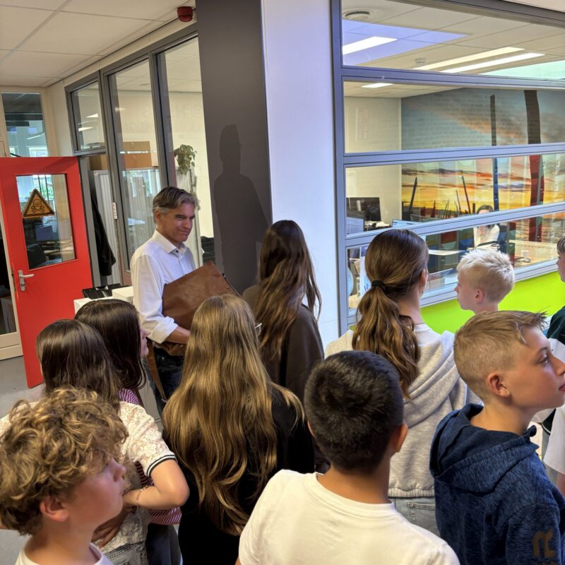 Rondleeiding met de klas door docent
