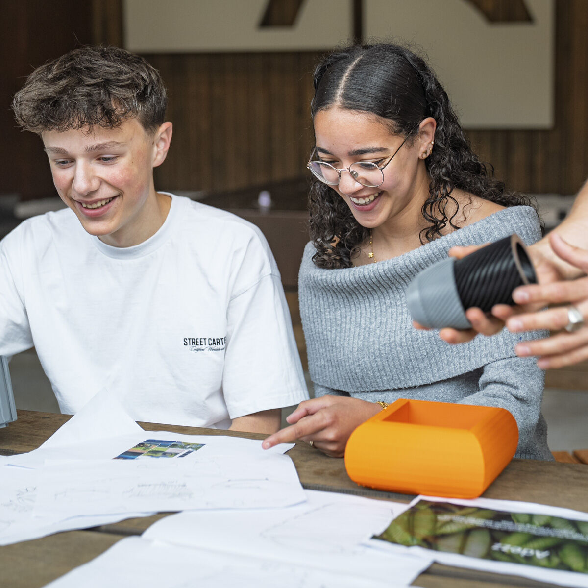 Twee leerlingen maken een duurzame plantenbak voor ADEZZ.