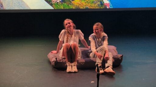 Twee meisjes spelen een scène uit Icarus