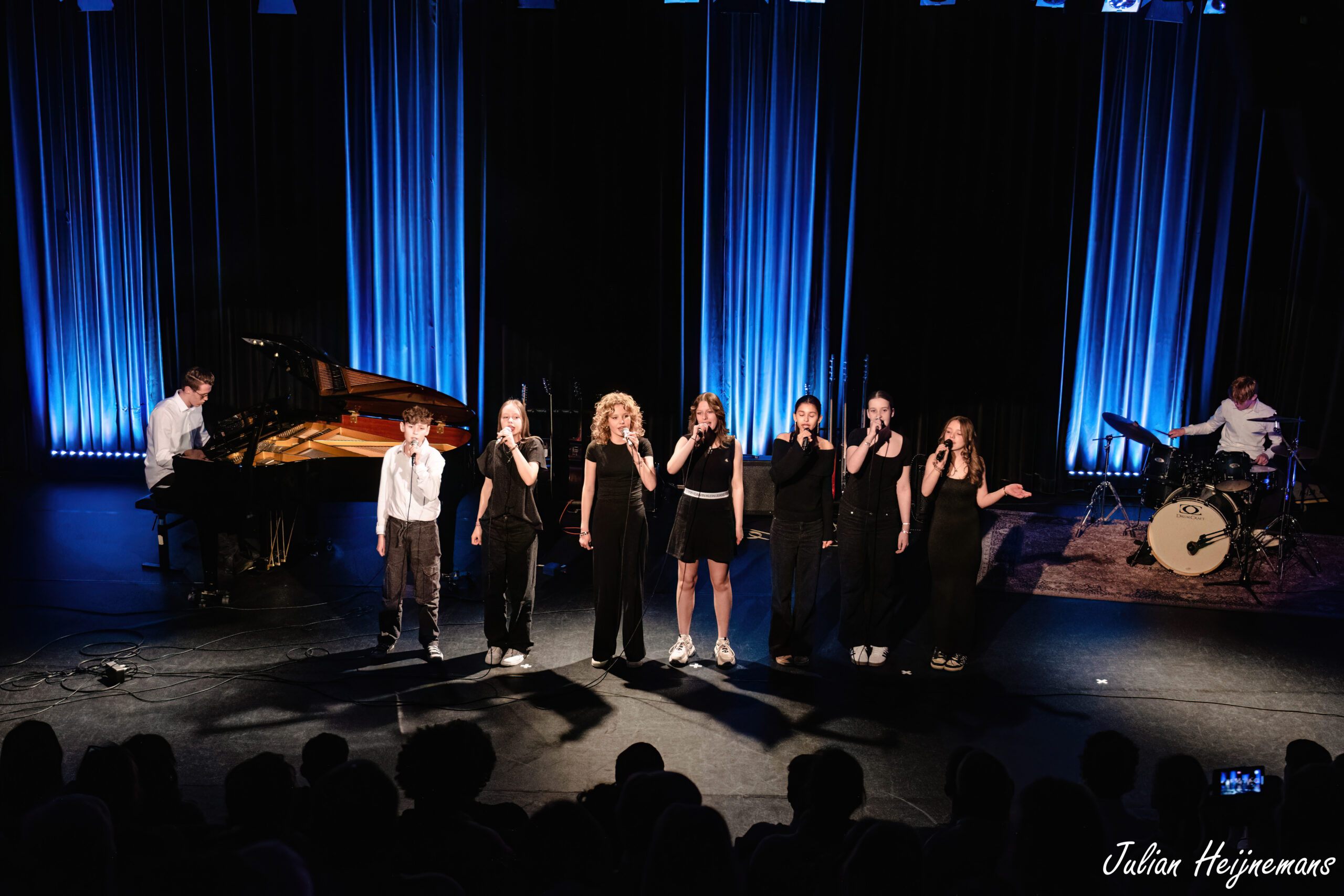 Leerlingen Metameer Stevensbeek zingen en musiceren tijdens open podium Mezzo Scholen