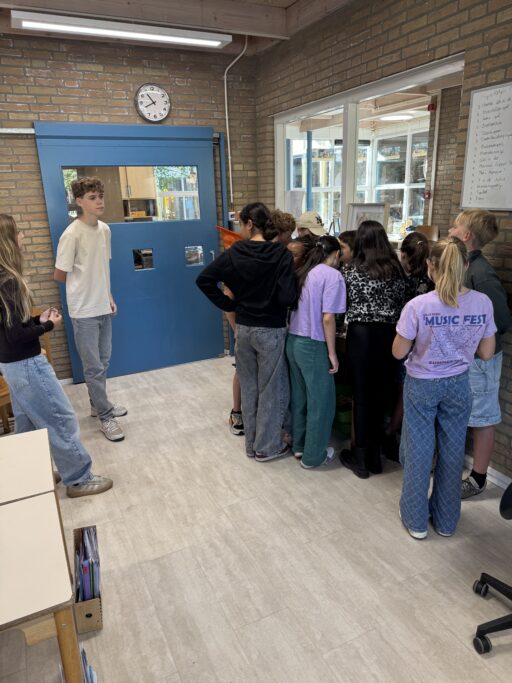 Leerlingen geconcentreerd rond een opdracht in de klas