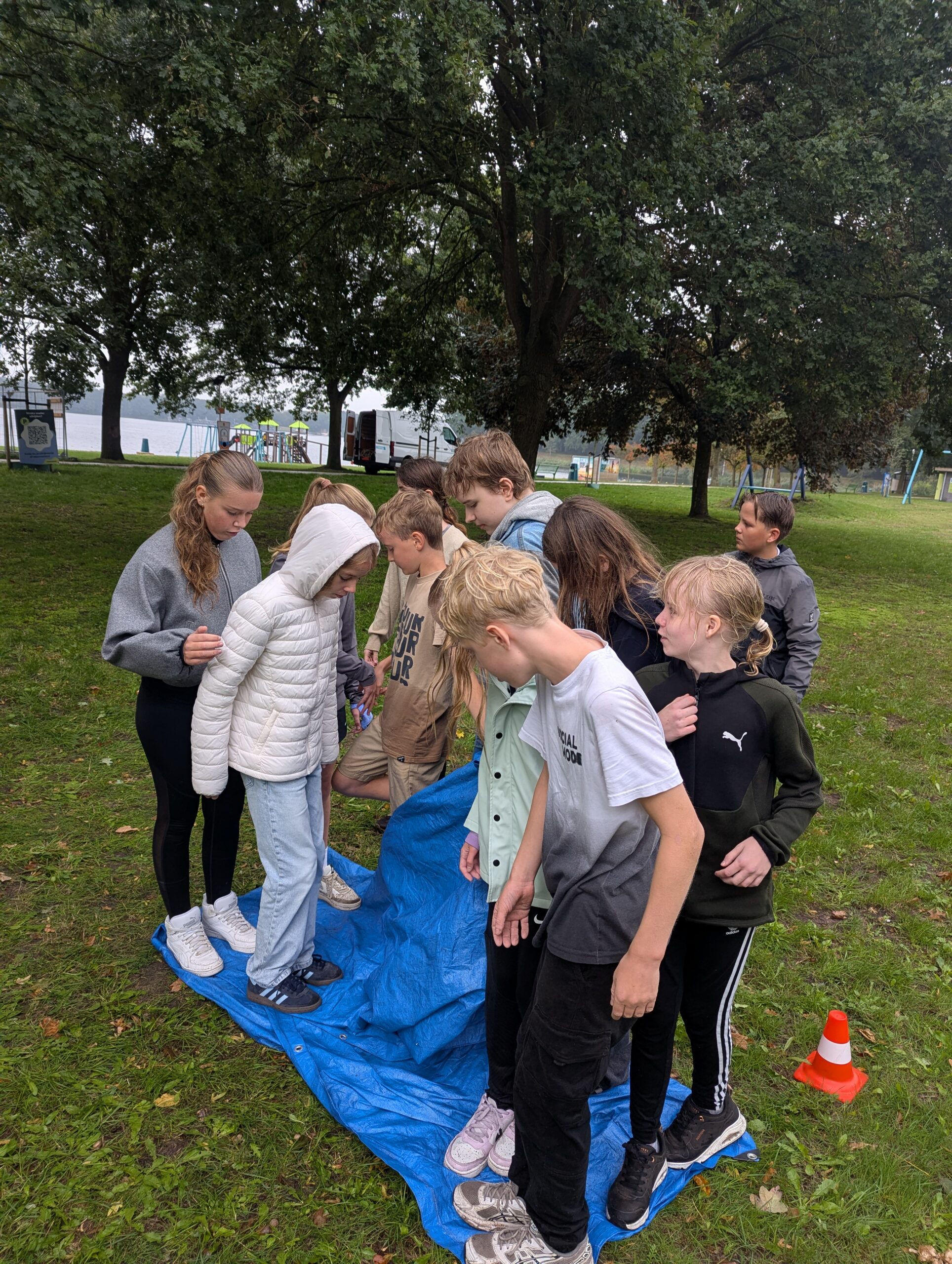 Hoeveel kinderen passen er samen op een blauw zeil?