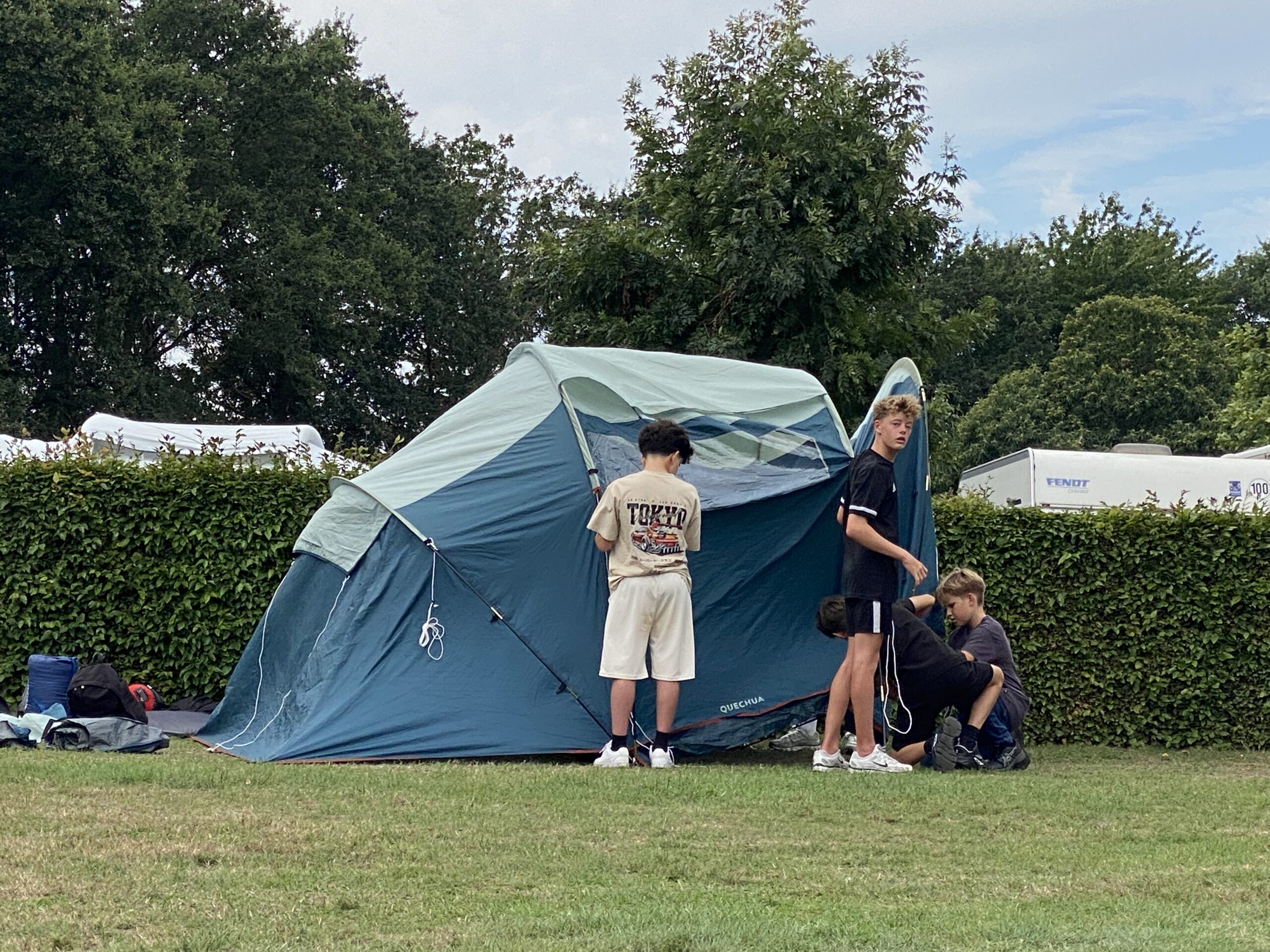 Jongens zetten samen een tent op