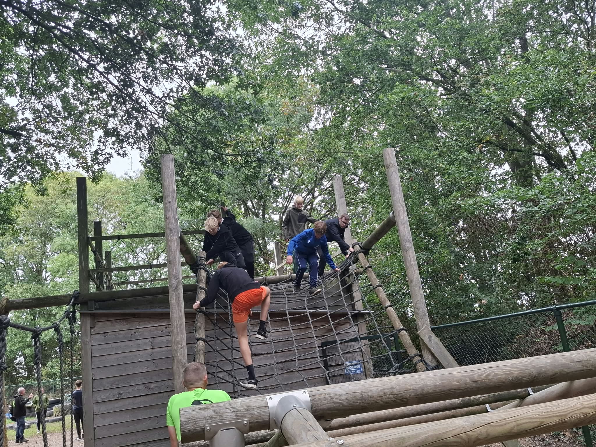 Samenwerken en grenzen verleggen op een hindernisparcours