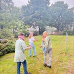 Twee geblinddoekte leerlingen worden geholpen door twee andere leerlingen